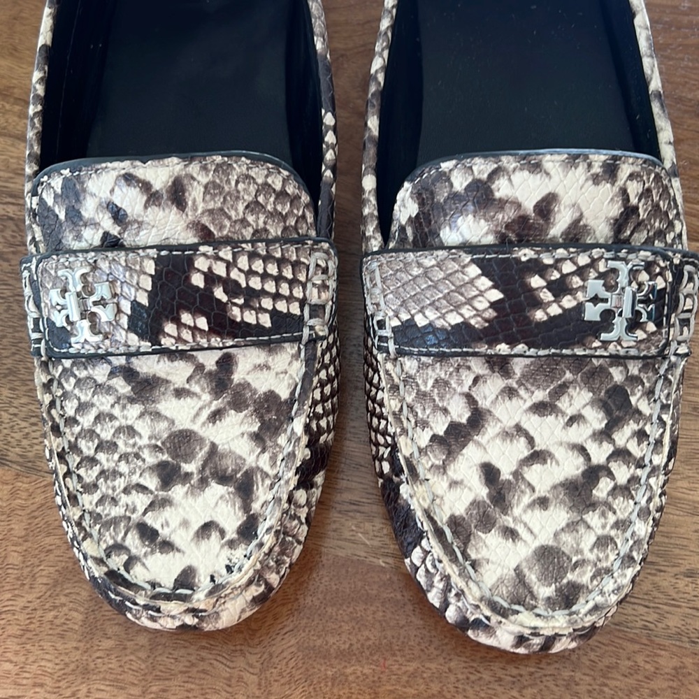 Tory Burch Kira Snakeskin Loafers Size 8.5